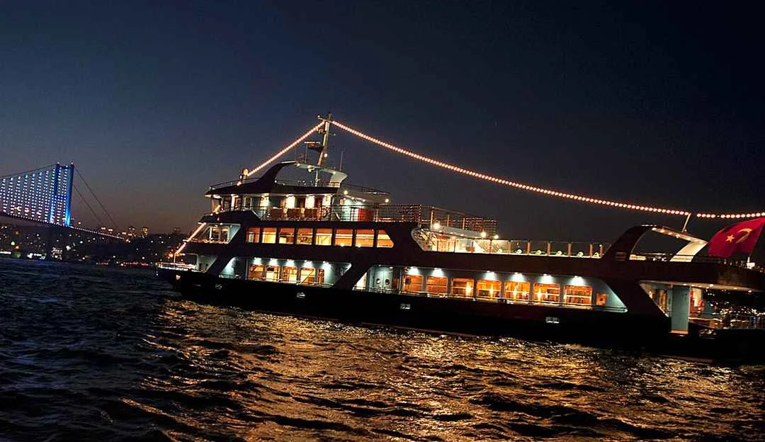 ALKOLLÜ AKŞAM YEMEĞİ TEKNE TURU